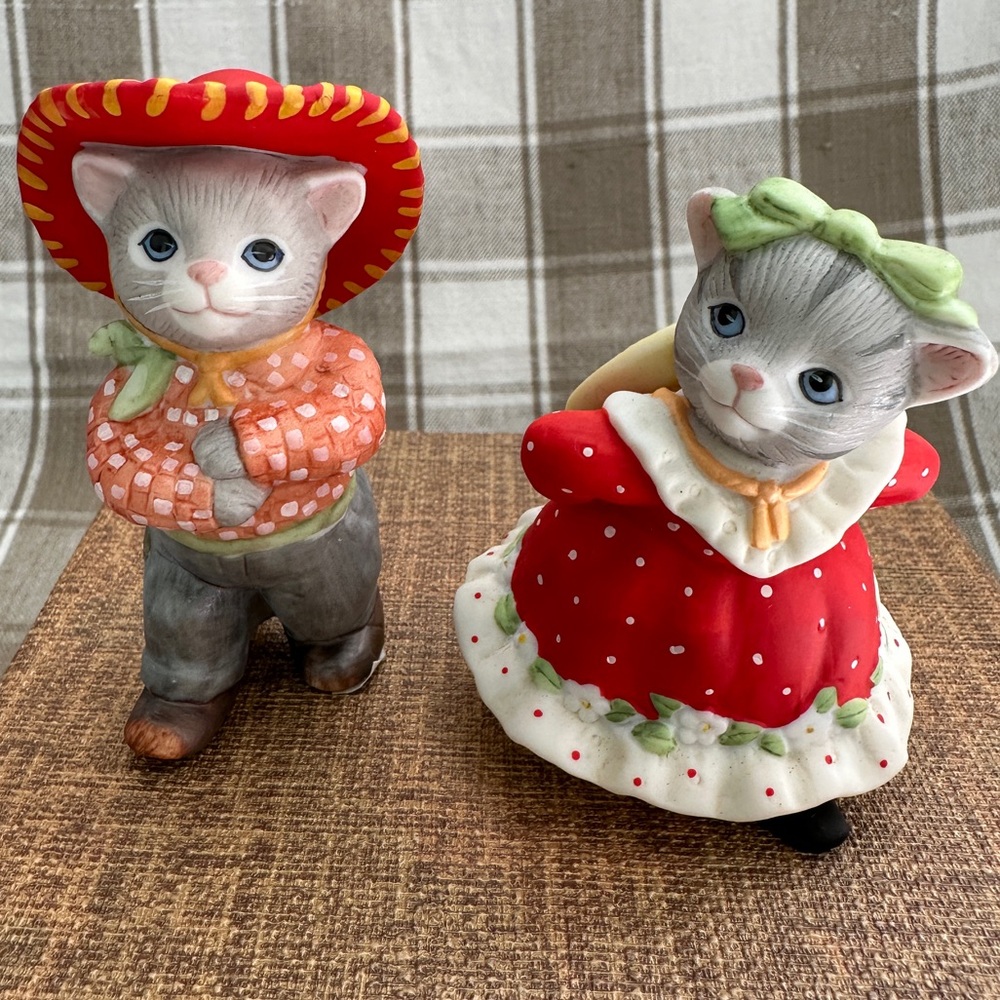 Adorable Vintage Kitty Cucumber “Do-Si-Do” Cat Figurines 1995